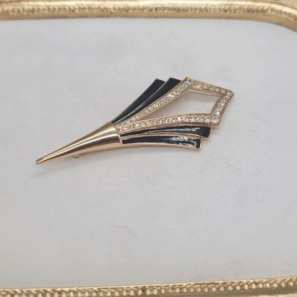 Trifari Jewelry - TRIFARI Vintage Brooch
